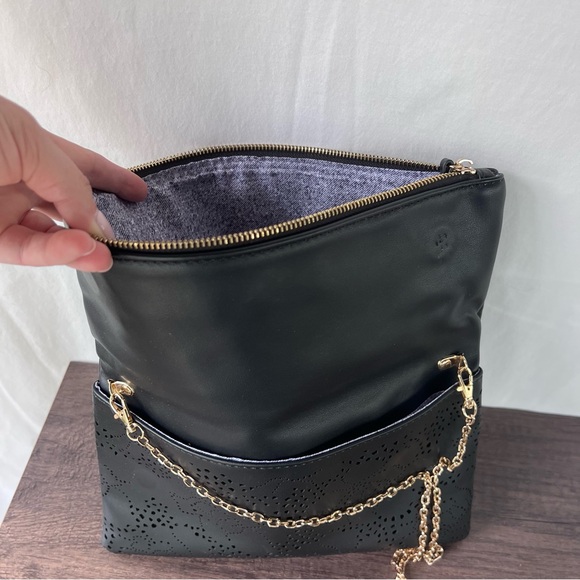 Urban Expressions Black Flower Design Detailed Locket Clutch w Gold Chain Strap - Picture 8 of 8